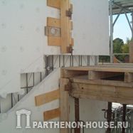 Устройство лестницы в доме, используя стеновых панелях PLASTBAU (ПЛАСТБАУ)